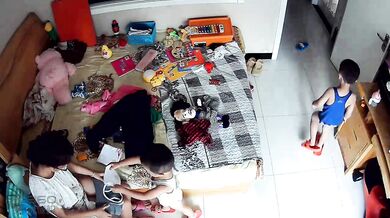 稀缺资源秘 年度精选二黑客破解家庭摄像头真实偸拍五花八门的居家隐私生活裸奔换衣打炮高清无水原档 (16)