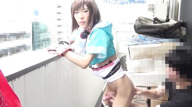 精品推荐岛国专操COSCD卖家出品 巨根美少女被金主玩弄乳头 阳台露出后入啪啪爽的鸡儿梆硬